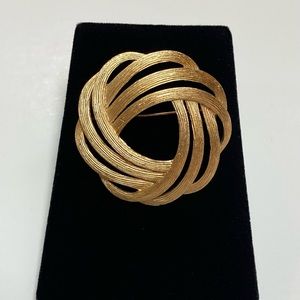 Vintage Trifari Weave Knot Gold Tone Texture Brooch Pin